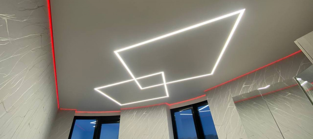 Контурный натяжной потолок в гостиной со световыми линиями