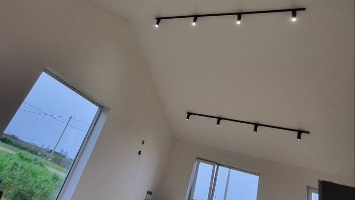 Матовый потолок с треками в коттеджном посёлке «Горки-Лэнд-3»