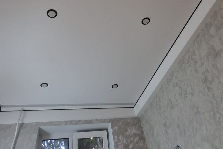 Матовый потолок с подсветкой и двумя видами карнизов на Искровском
