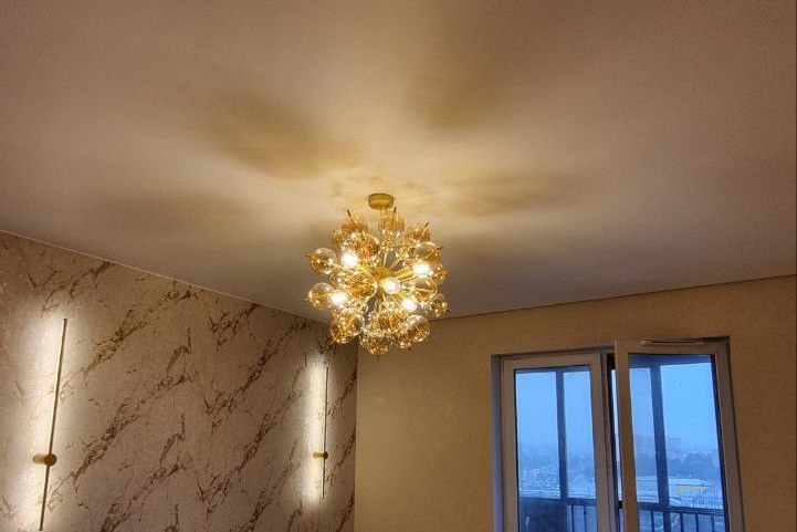 Матовые потолки с люстрами и карнизом на Типанова