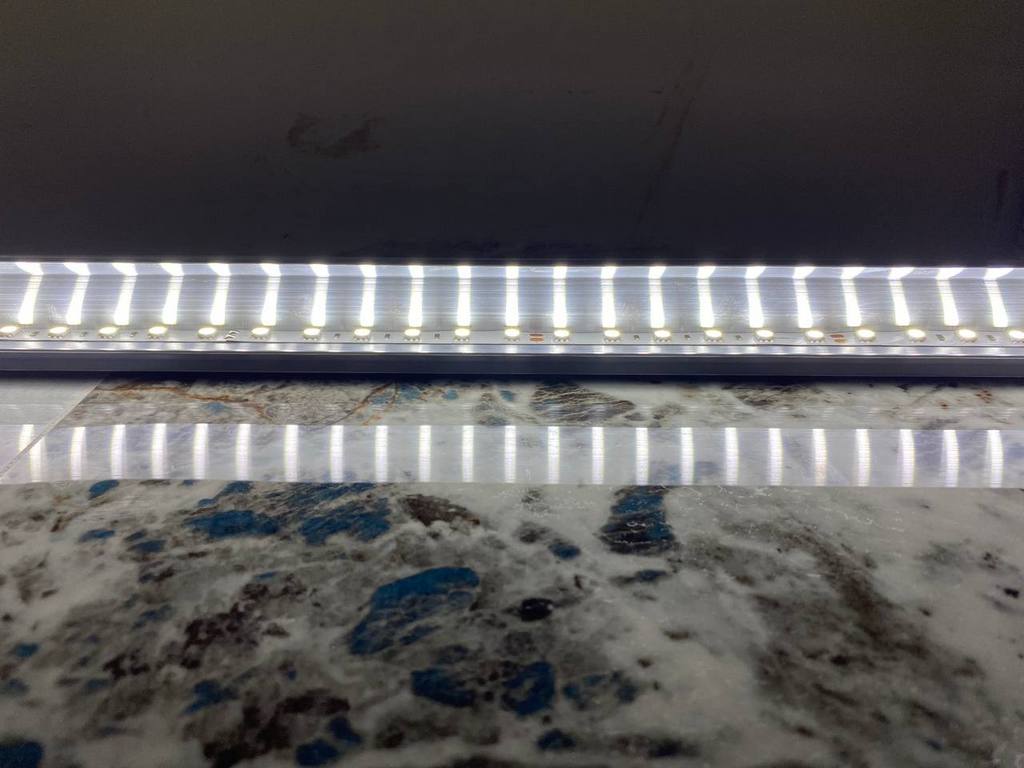 Профиль контурного натяжного потолка с подсветкой