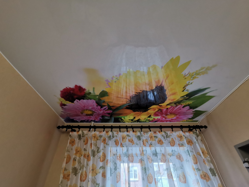 Натяжной потолок с фотопечатью в виде цветов