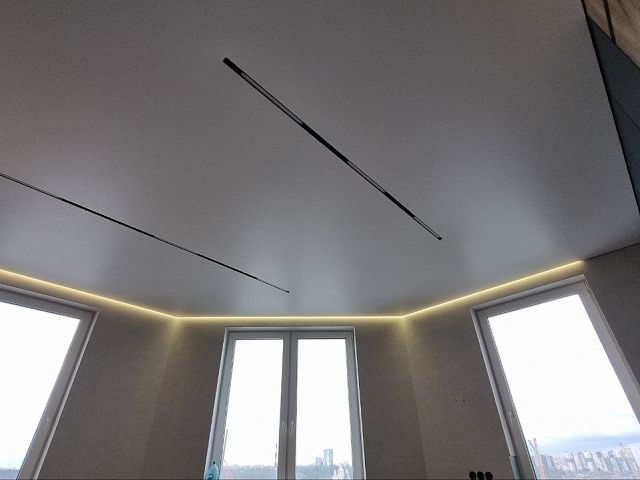 Современный потолок с треками и тенями на Общественном переулке