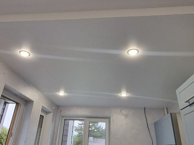 Матовый потолок с нишей под карниз и переходом уровня в дер. Донцо