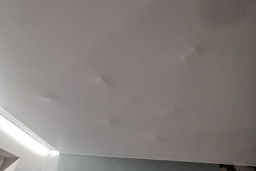 Почему втягивается натяжной потолок