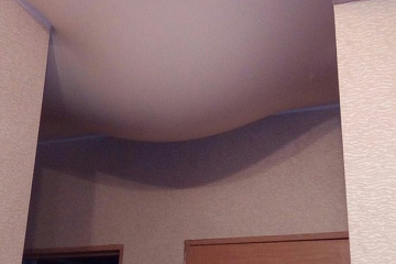 Слив воды с натяжных потолков