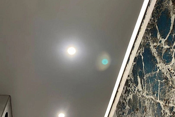 Натяжной потолок в туалете