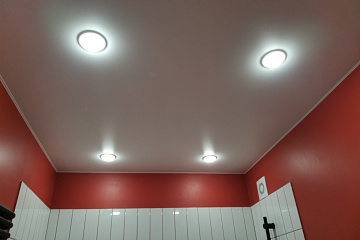 Натяжные потолки в ванной комнате: комфорт и стиль