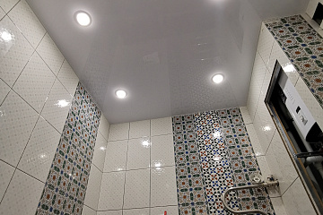 Натяжные потолки в ванной комнате: комфорт и стиль