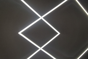 Световые линии на натяжном потолке