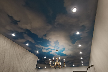 Натяжные потолки в виде неба с облаками