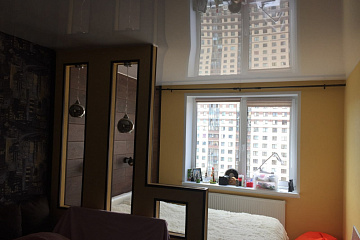 Глянцевый потолок – стильно и недорого