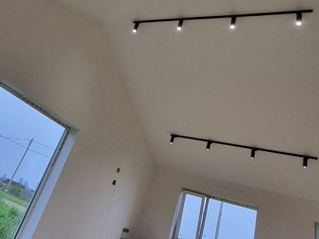 Матовый потолок с треками в коттеджном посёлке «Горки-Лэнд-3»