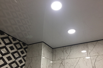 Натяжной потолок в туалете