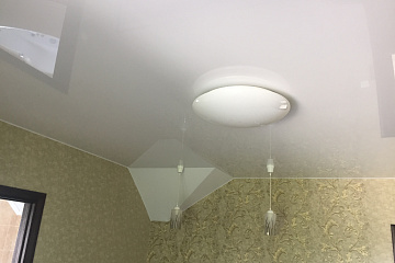 Натяжной потолок на мансарде