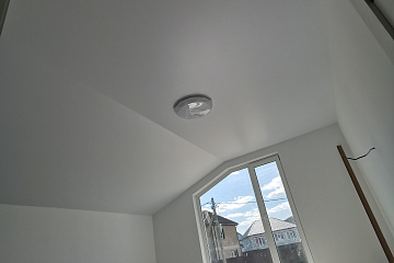 Натяжной потолок на мансарде