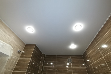Натяжные потолки в ванной комнате: комфорт и стиль