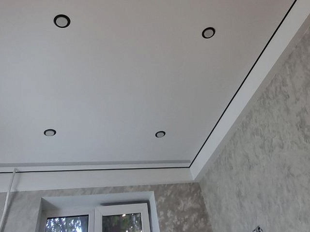 Матовый потолок с подсветкой и двумя видами карнизов на Искровском