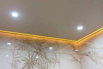 Натяжной потолок в туалете