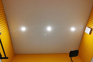 Натяжной потолок в туалете