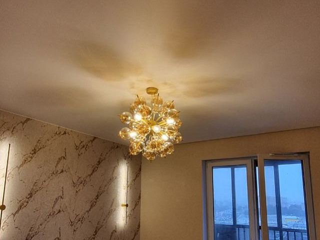 Матовые потолки с люстрами и карнизом на Типанова