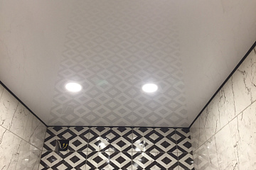 Натяжной потолок в туалете