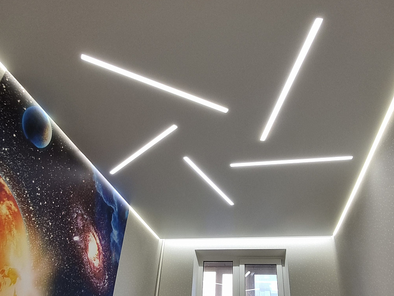 Парящий потолок с переходом и световыми линиями на Искровском пр.