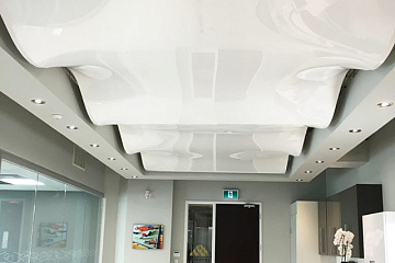 Волнообразные натяжные потолки