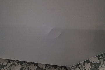 Почему втягивается натяжной потолок