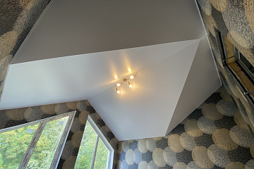 Натяжной потолок на мансарде