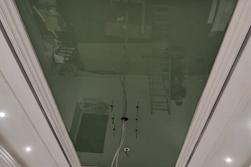 Глянцевый потолок – стильно и недорого