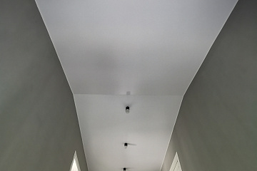 Натяжной потолок на мансарде