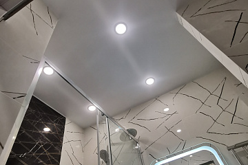 Натяжные потолки в ванной комнате: комфорт и стиль