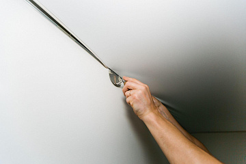 Демонтаж натяжного потолка